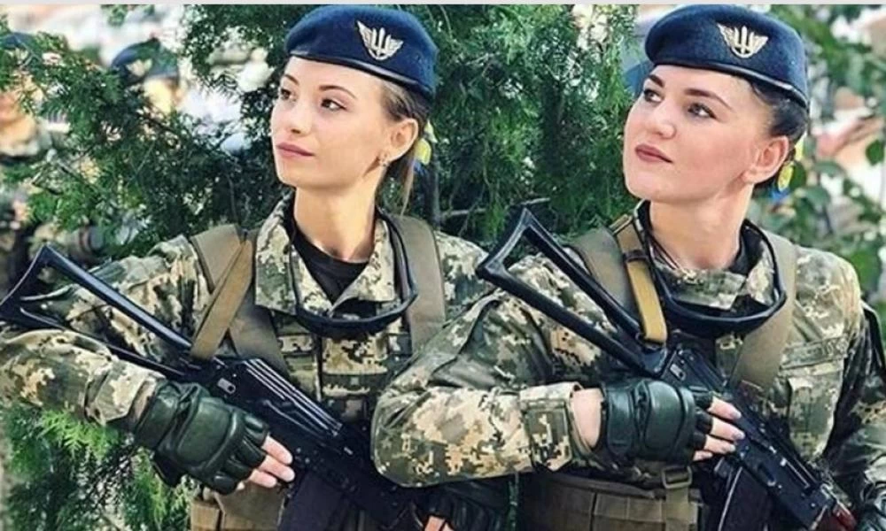 TikTok: Ουκρανές καλλονές... Είναι θεές, φοράνε τα χακί και δηλώνουν ετοιμοπόλεμες
